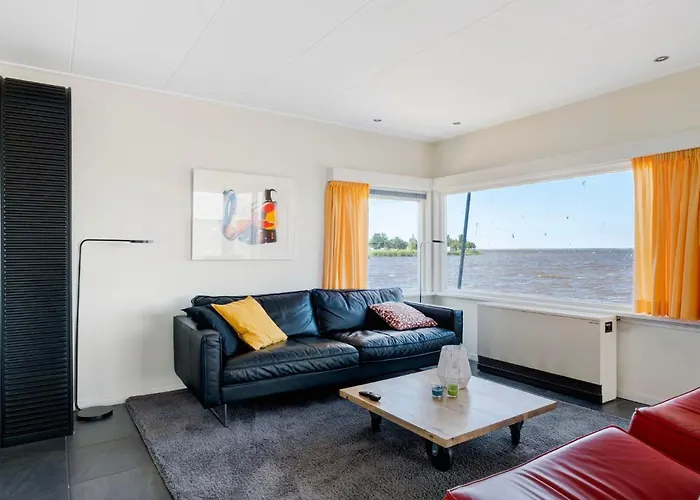 Holiday Home Jachthaven Oostmahorn